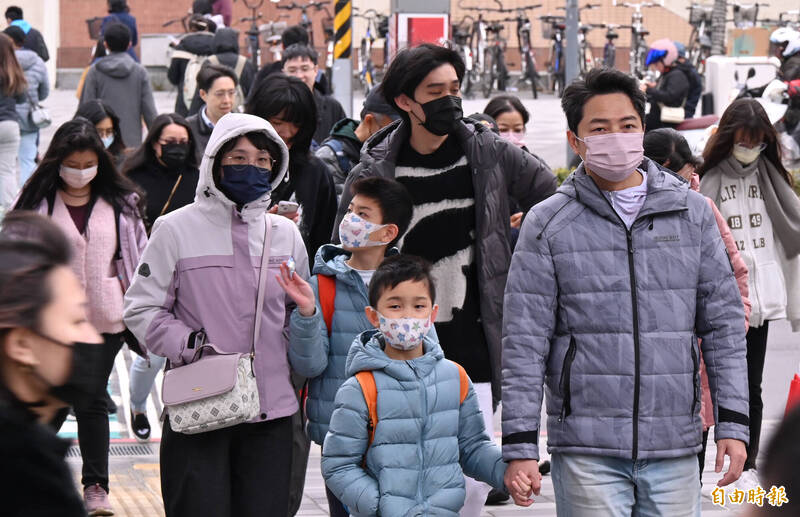 受強烈冷氣團影響，今天至明天上午，新北市、新竹縣、苗栗縣、金門縣有10度左右或以下氣溫發生機率。 （記者劉信德攝）