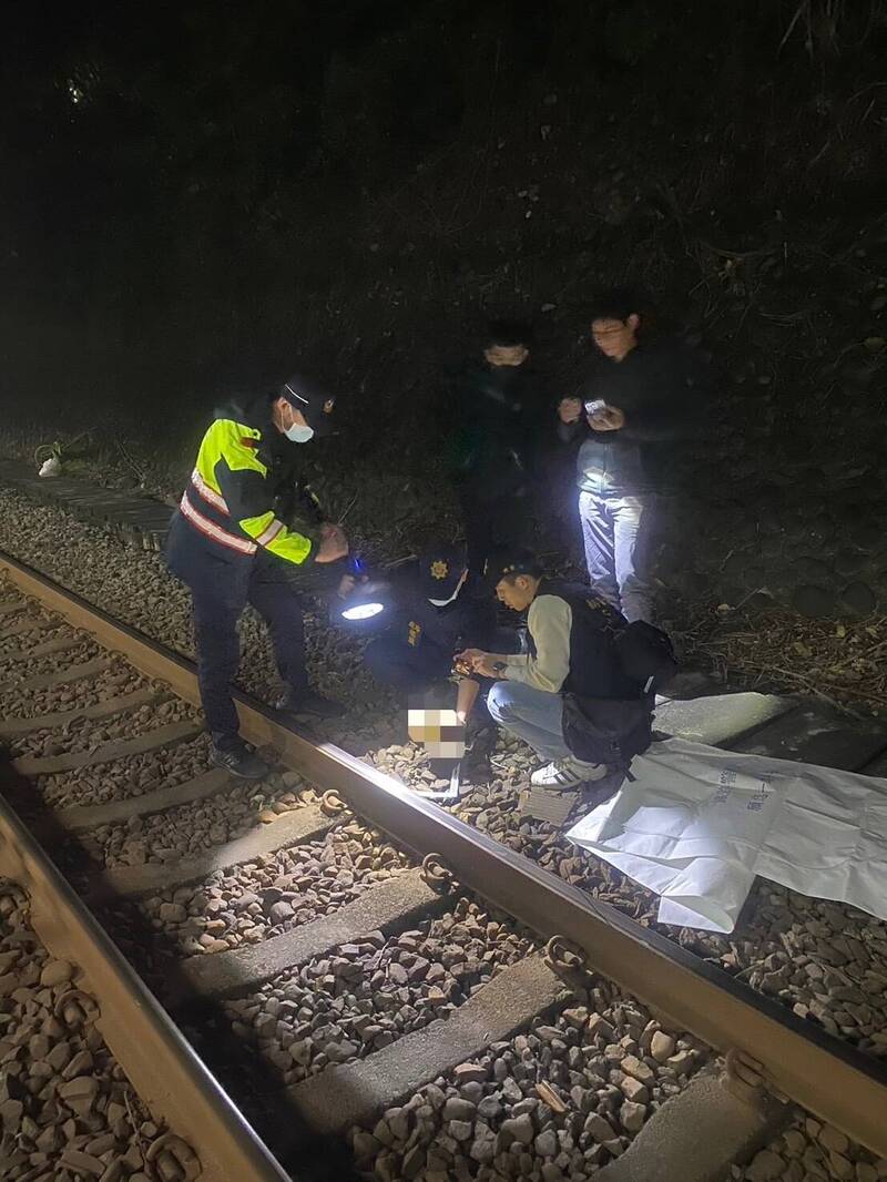 基隆三坑車站至文安里平交道間鐵道，昨天傍晚發現一顆疑似人體頭蓋骨，警方採證後，在距離頭蓋骨約1公尺外草叢，又找到疑似人體大腿骨，已風乾多時，將於今天報請基隆地檢署相驗釐清死者身份與頭蓋骨、大腿骨來源。 （記者林嘉東翻攝）