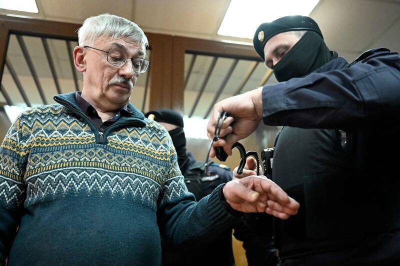 俄罗斯法院判处人权运动重要倡导者奥罗夫（左）2年6个月徒刑，理由是他谴责俄国攻打乌克兰。（法新社）(photo:LTN)