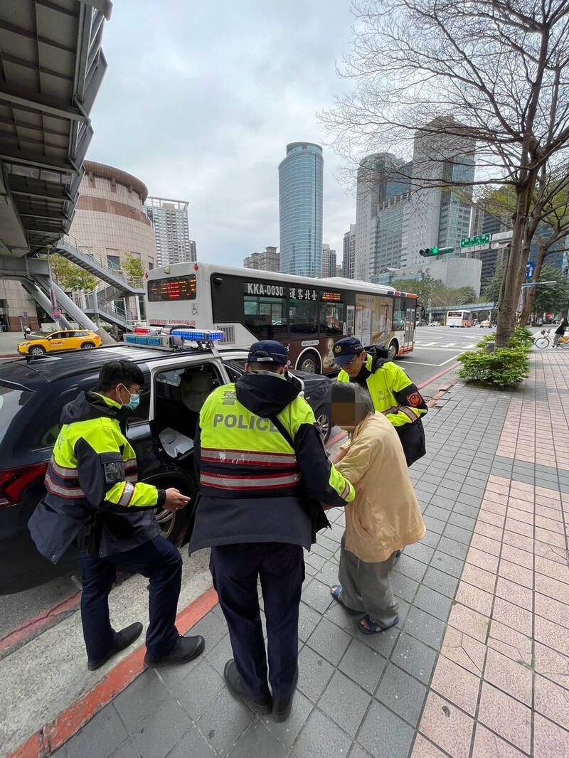 警方將癱坐在公車總站的劉翁先行帶回派出所。（記者徐聖倫翻攝）