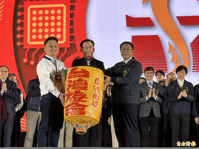 台南市長黃偉哲（右）在交通部次長林國顯（中）見證下，將台灣燈會燈籠交棒給桃園市副市長蘇俊賓（左）。（記者劉婉君攝）