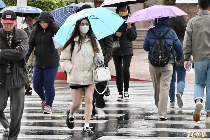 明（11日）上午鋒面接近，各地雲量增多，局部地區有零星短暫雨的機率，氣溫略降。（資料照）