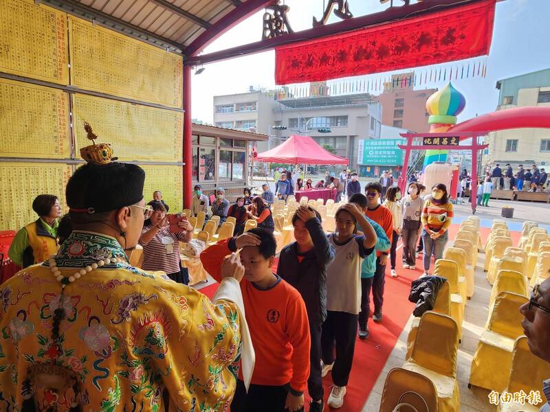 鹽水文昌祭今在武廟舉行，13所學校百餘學子參加，道長為學生點竅門、加持智慧光。（記者王涵平攝）