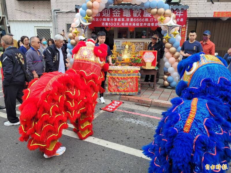 滿福堂迎接金靈龜王「返家」，出動舞龍舞獅。（記者劉禹慶攝）