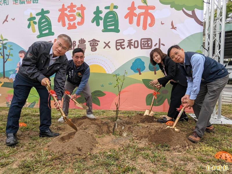 番路鄉農會攜手民和國小在植樹節前種植柿子樹，讓學童認識家鄉農產。（記者王善嬿攝）