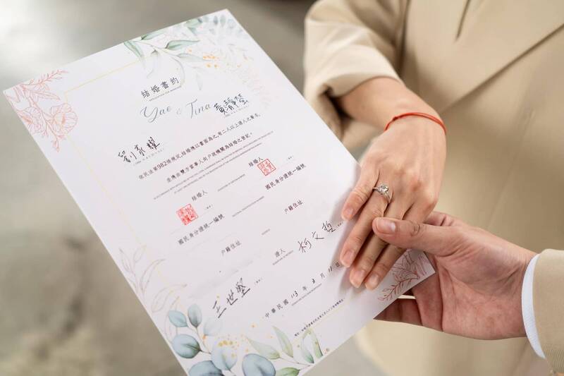 台北市议员黄瀞莹今（11）天在脸书宣布结婚的消息，由民众党主席柯文哲、民进党立委王世坚担任书约证人。（取自黄瀞莹脸书）(photo:LTN)