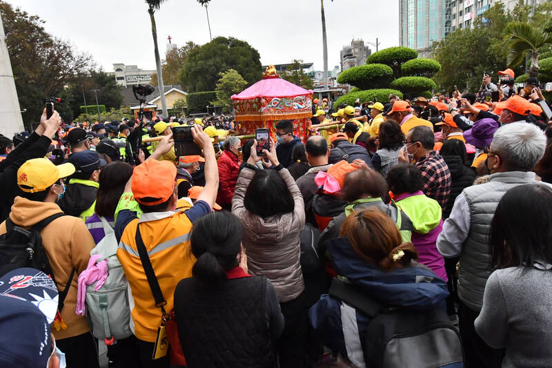 被信徒冠上「粉紅超跑」之名的媽祖鑾轎，因路線飄忽不定，會「選路」走，何時進入彰化縣成為信徒及接駕民眾關注的焦點。（縣府提供）