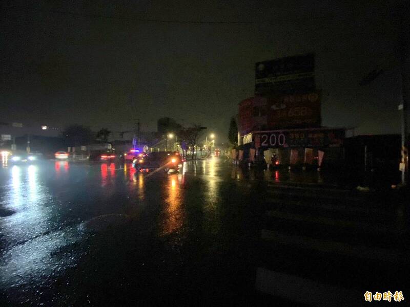 南投市聯繫國道3號的南陽路、福崗路一帶，今（11）晚下雨又因無預警停電，街道一片漆黑情形。（記者謝介裕攝）