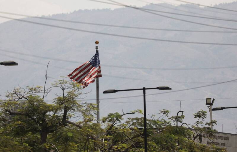 海地因帮派问题持续陷入混乱，美国军方10日表示，已派遣部队飞往该国加强大使馆维安，并且准许非必要人员撤离。图为美国驻太子港大使馆10日画面。（路透）(photo:LTN)