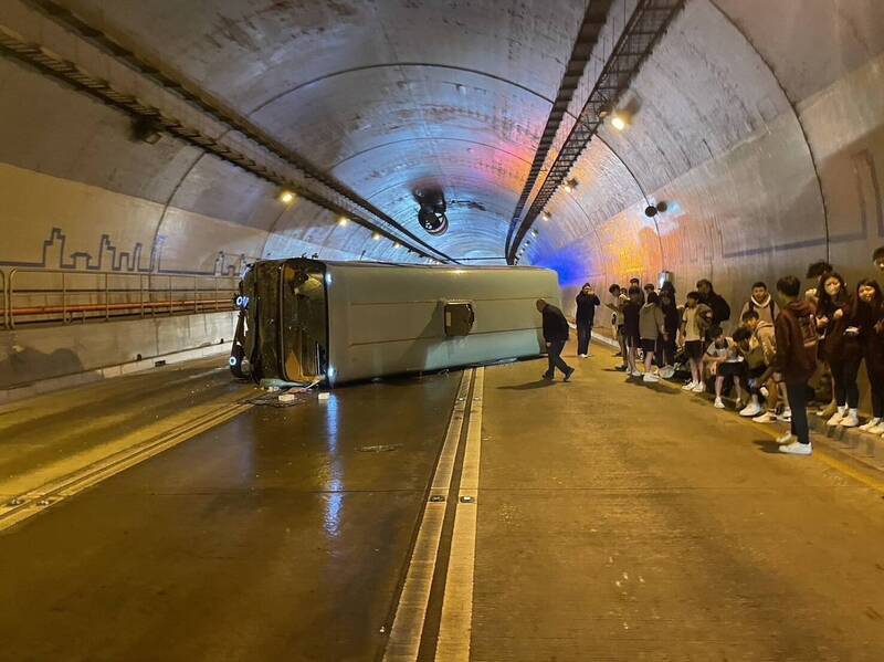 康橋中學校車翻覆。（記者陸運鋒翻攝）