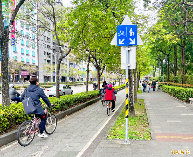 台北市人行道開放騎單車不到4成，圖為開放人車分道騎自行車的人行道。（資料照，記者蔡思培攝）