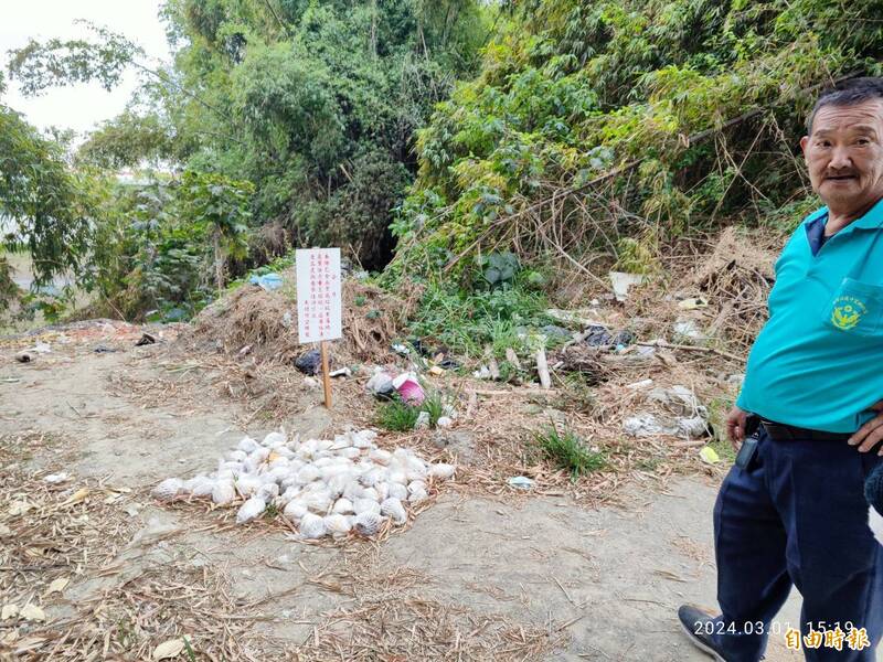 彰化縣大村鄉東美路一處魚塭廢棄空地，成為濫倒棄廢棄物天堂，當地村長氣得自費3萬元安裝監視器緝凶。（記者陳冠備攝）