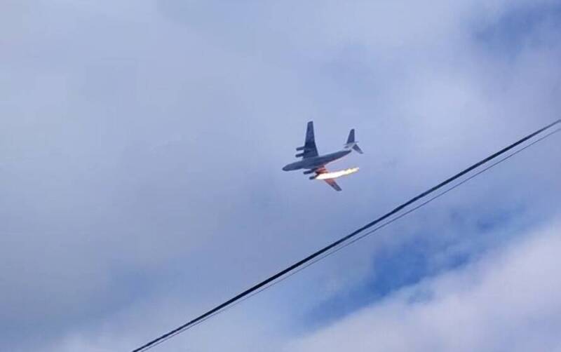 网路流传据信是俄罗斯 Il-76军用运输机坠毁的画面。（撷取自影片）(photo:LTN)