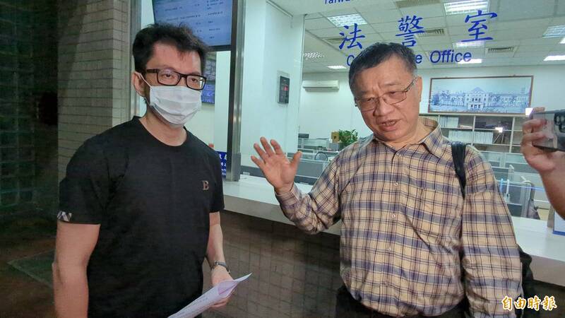 李彦廷（左）声请提审成功，法官认定警方违法逮捕当庭释放。（记者黄佳琳摄）(photo:LTN)