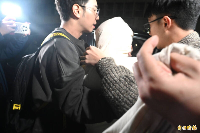 主責受害男嬰家訪的陳姓女社工(中間白衣),訊後被諭令30萬元交保。(記者王藝菘攝) 主責受害男嬰家訪的陳姓女社工(中間白衣),訊後被諭令30萬元交保。(記者王藝菘攝)