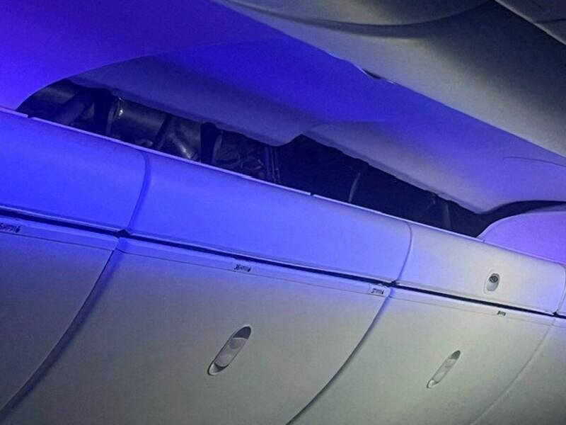 因飞机急坠影响，机舱天花板被失重抛飞的乘客与物品砸出大洞。（路透）(photo:LTN)