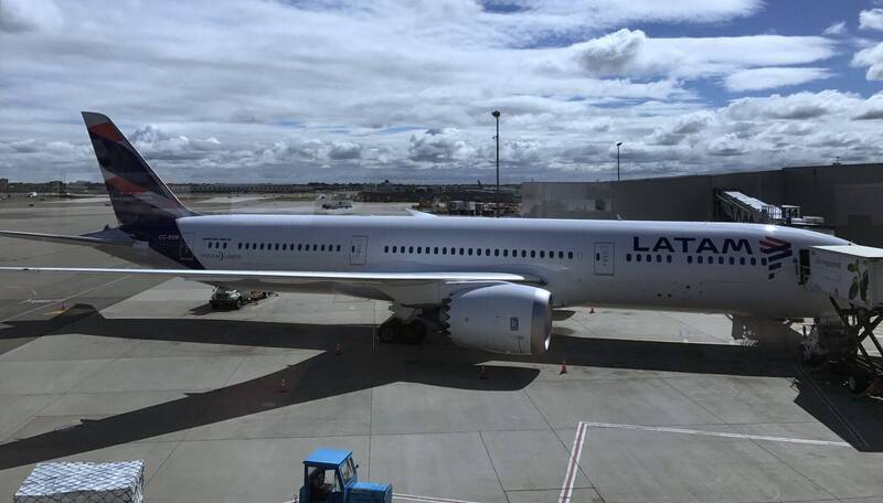 智利南美航空1架波音787客机飞行途中因不明原因急坠，造成乘客在机舱内被抛飞，至少有50人受伤。纽西兰交通事故调查委员会12日已扣押黑盒子展开调查。（法新社）(photo:LTN)