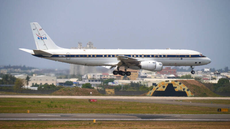 NASA科研機DC-8低飛經過台南機場。（環境部提供）