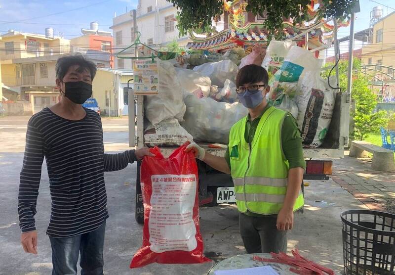 環保局舉行回收廢農藥空瓶兌換阿罩霧培養土、肥皂，半天就回收3100公斤。（環保局提供）