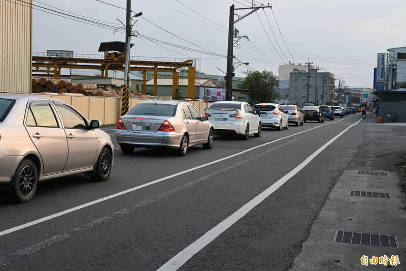 台19甲線岡山嘉峰路尚有2.6公里路段未拓寬，現為雙向2混合車道，每逢上下班車流大排長龍。（記者蘇福男攝）