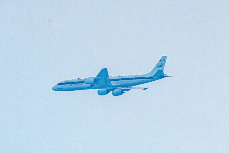 DC-8經過大鵬灣外海。（讀者提供）