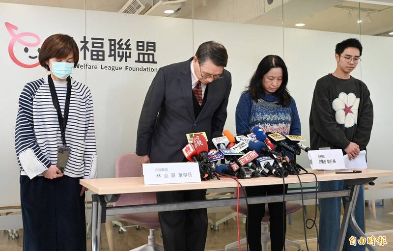 由兒福聯盟轉介照顧的1歲男童慘遭保母虐死，引發社會熱議，新竹市兒童教保福利聯合會理事長周莉柔批評兒福聯盟執行長白麗芳（右二）昨在記者會的發言內容，明顯想要模糊焦點帶風向，根本毫無反省誠意。（資料照）