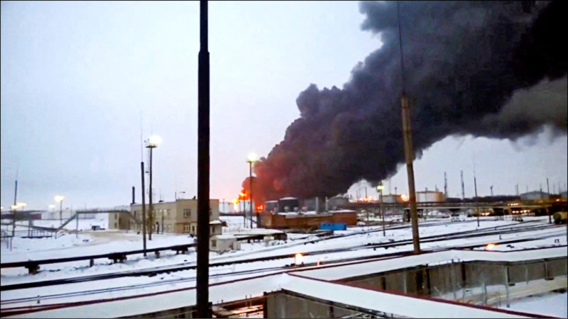 在俄罗斯即将举行总统大选前夕，乌克兰12日至13日出动近百架无人机，攻击俄国境内的炼油厂和燃料库，在邻近乌国边界的布扬斯克地区造成一座炼油厂起火燃烧，俄罗斯石油公司Rosneft已关闭该炼油厂的两组设施。部分无人机甚至深入俄国腹地，造成奥勒尔州（Oryol）的2座燃料库起火，这2座燃料库分别距离乌国边境约160公里和828公里，显示乌军有能力打击俄国境内的重要基础设施，导致国际油价涨幅扩大到2%以上，也影响到俄军作战能力。（路透）(photo:LTN)