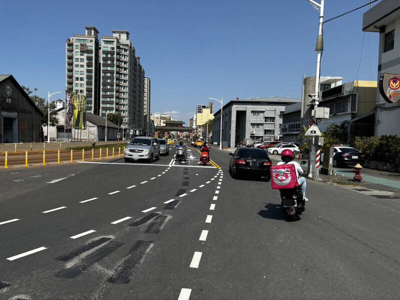 輕軌經鼓山穿越東西向蓬萊路與臨海新路，交通局優化路型改善號誌。（記者黃良傑翻攝）