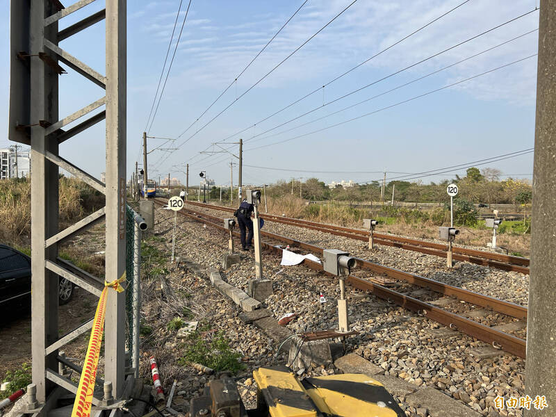 台鐵一列電聯車在斗南林子里平交道撞上路人，造成其當場死亡。（記者黃淑莉攝）