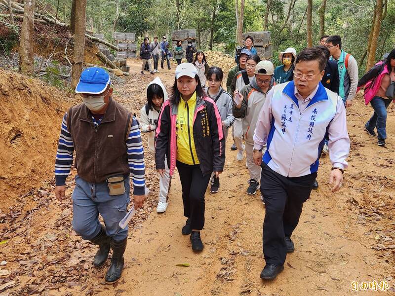 縣府農業處長蘇瑞祥（前排右一）前往埔里鎮一新里會勘埔里農莊公司開發現況。（記者佟振國攝）