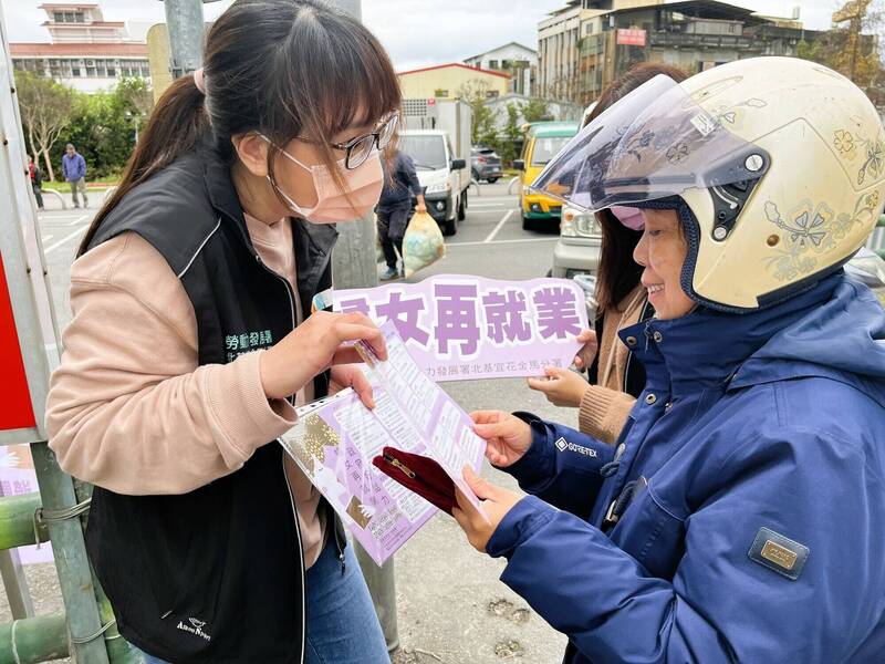 羅東就業中心人員(左)說明婦女再就業內容。(羅東就業中心提供) 羅東就業中心人員(左)說明婦女再就業內容。(羅東就業中心提供)