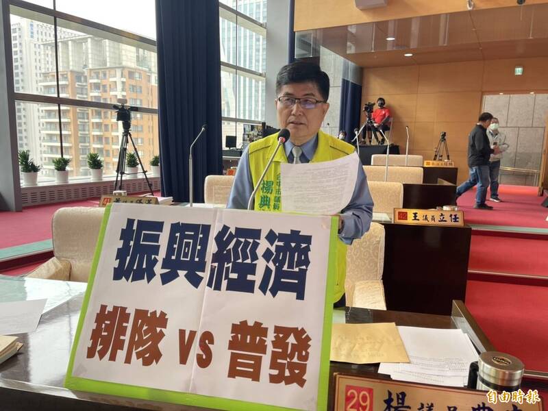 議員楊典忠質疑，台中去年辦鍋烤節，29行政區有4區參與店家數掛0。（記者蘇孟娟攝）