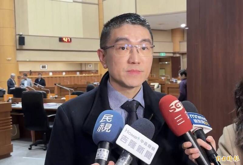 基隆市長謝國樑今天在市議會受訪表示,會努力賣力做好市政工作。(記者盧賢秀攝) 基隆市長謝國樑今天在市議會受訪表示,會努力賣力做好市政工作。(記者盧賢秀攝)