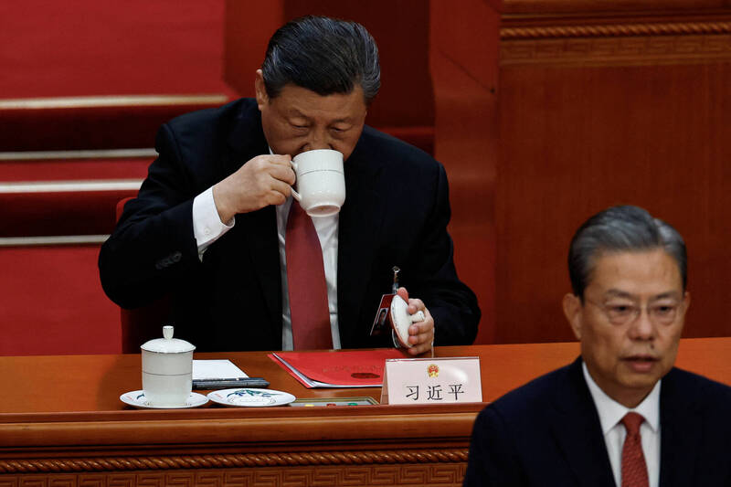 中国「两会」上中国国家主席习近平的桌前照例摆放着两个茶杯。（路透）(photo:LTN)