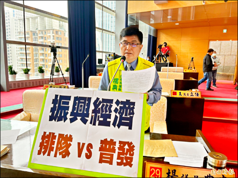 議員楊典忠質疑有四個行政區去年未有店家參與，台中鍋烤節全面性待加強。（記者蘇孟娟攝）