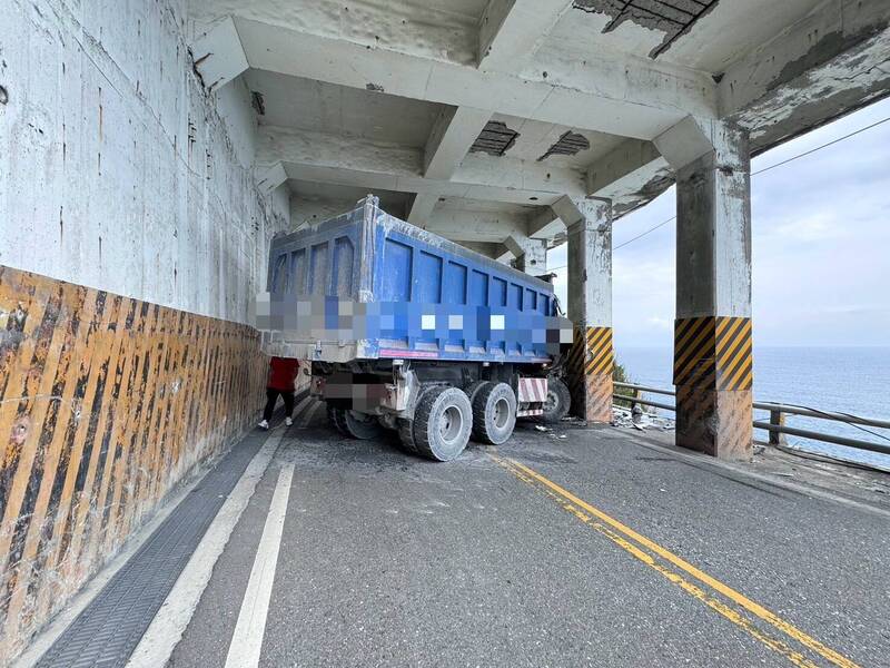 大卡車自撞蘇花公路明隧道水泥護欄，造成車頭全毀、南北交通受阻，還好還有蘇花改中仁隧道可走。（警方提供）