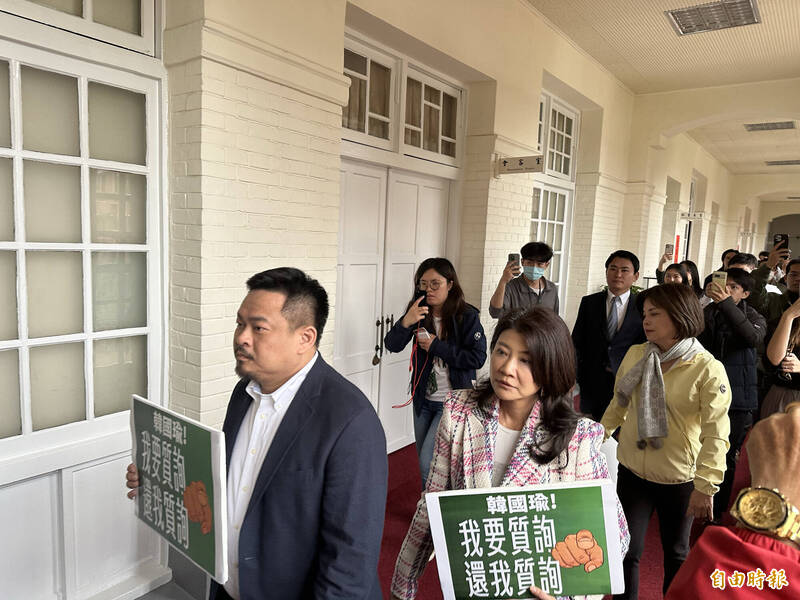 民进党立委洪申翰、林楚茵等人前往韩国瑜院长室抗议。（记者林哲远摄）(photo:LTN)