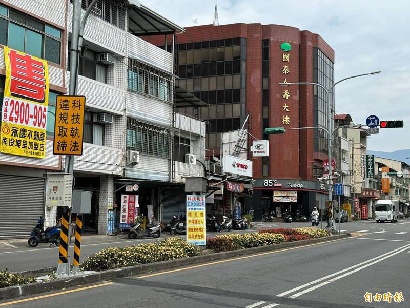 南投縣埔里鎮中山路3段與大城路口,是縣內第1個採取科技執法取締未停讓行人的路口,2月至今已取締22件未停讓行人。(記者佟振國攝) 南投縣埔里鎮中山路3段與大城路口,是縣內第1個採取科技執法取締未停讓行人的路口,2月至今已取締22件未停讓行人。(記者佟振國攝)