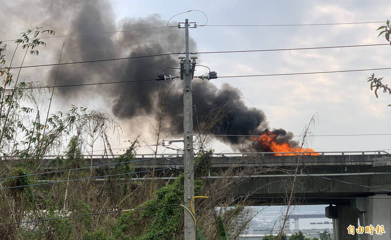 國道3號北上中興路段225.73K附近，發生火燒車意外，火光熊熊。（記者陳鳳麗攝）