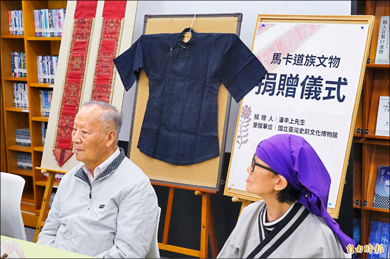 馬卡道族人將祖傳逾一世紀的傳統服飾及劍帶捐出。（記者陳彥廷攝）