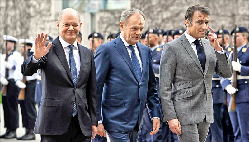 德国总理萧兹（左起）、波兰总理图斯克与法国总统马克宏15日在柏林校阅军仪队，3人就化解西方盟国在支援乌克兰上的歧见进行会商。（法新社）(photo:LTN)