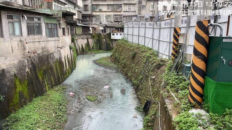 新北市環保局接獲檢築，汐止區橫科路營建工地作業廢水，排入大坑溪造成染白。（新北市環保局提供）