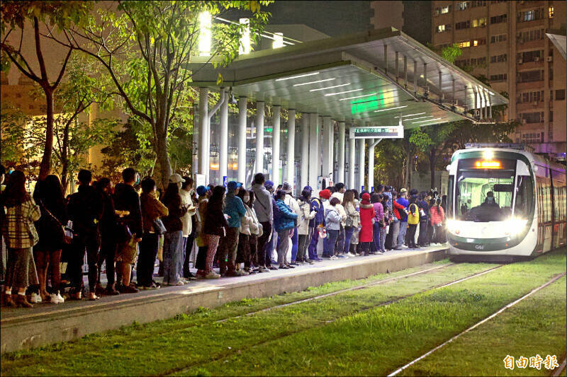 民團建議配合高雄的夜經濟，輕軌可先試推週末夜間列車。（記者葛祐豪攝）