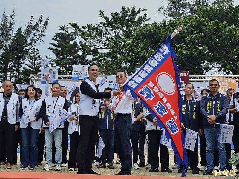 國民黨立委朱立倫為麥寮鄉長補選參選人許志豪授戰旗。（記者鄭旭凱攝）