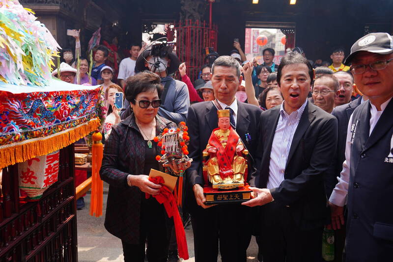 日本青森縣大間稻荷神社的天妃媽祖時隔28年首度回北港朝天宮娘家謁祖進香。（北港朝天宮提供）