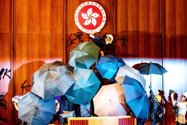 A person defaces the Hong Kong emblem after protesters broke into the Legislative Council in Hong Kong on July 1, 2019.
Photo: AFP
A person defaces the Hong Kong emblem after protesters broke into the Legislative Council in Hong Kong on July 1, 2019.
Photo: AFP