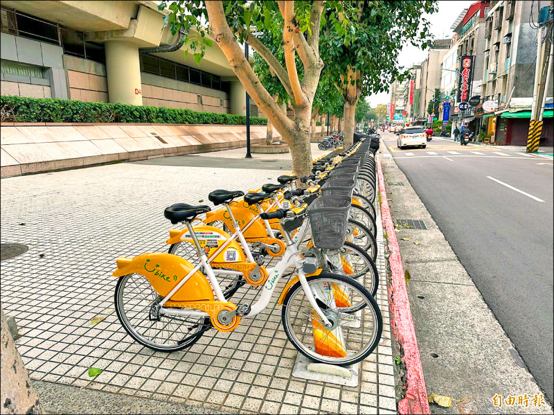 台北市YouBike前卅分鐘免費政策上路後，民眾擔心更借不到車。（記者甘孟霖攝）