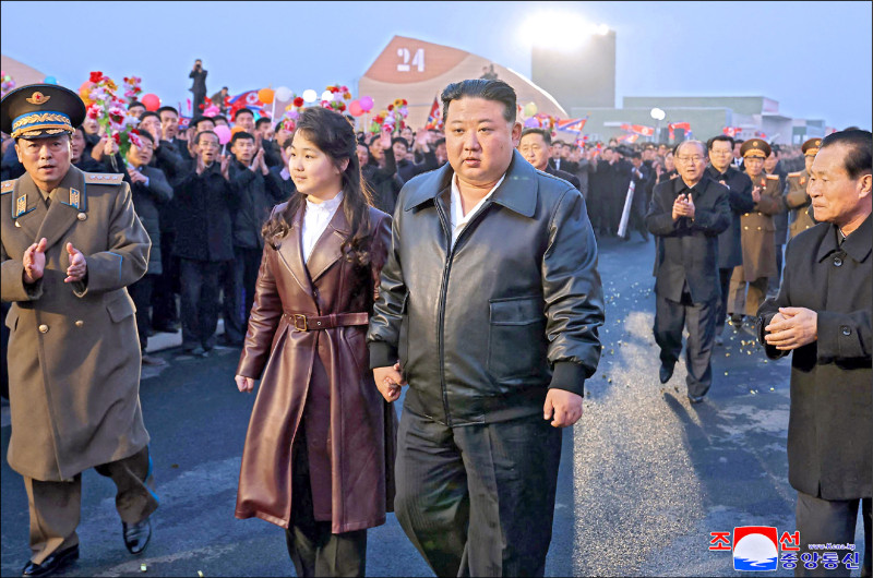 金正恩愛女陪閱兵 官媒奉為潛在繼任者
