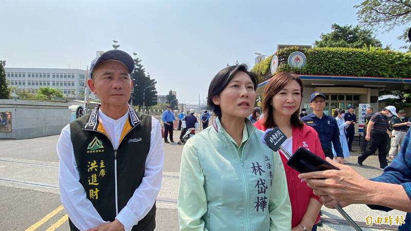 林岱樺（中）、洪進財（左）、李雨庭（右）希望政院盡速核定中油四輕更新案。（記者洪臣宏攝）