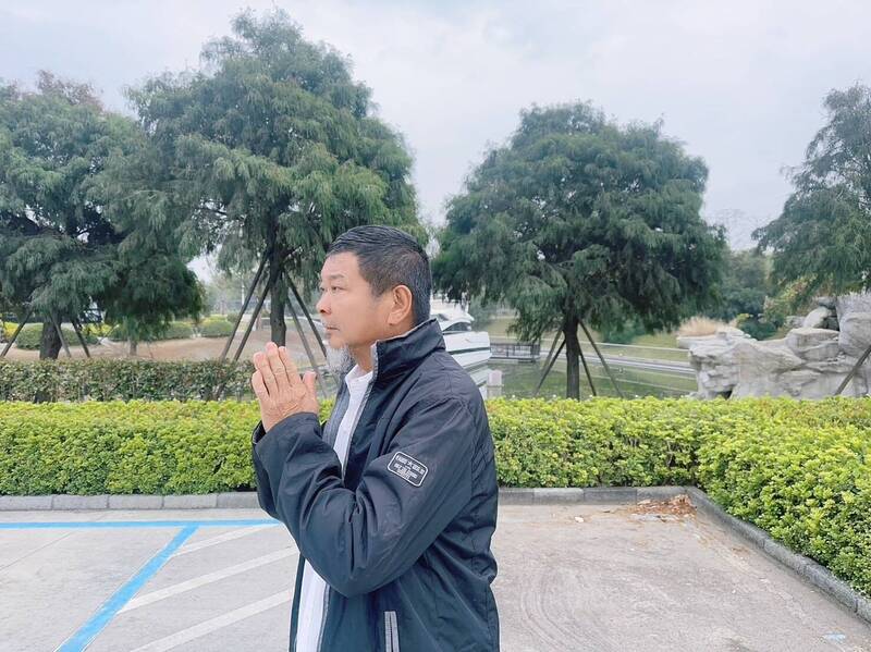 民俗專家廖大乙建議民眾,當白沙屯媽祖鑾轎經過時,可以雙手合十,心中默禱恭迎天上聖母駕到,祈求風調雨順、國泰民安,再求自己的願望,心誠則靈。(廖大乙提供) 民俗專家廖大乙建議民眾,當白沙屯媽祖鑾轎經過時,可以雙手合十,心中默禱恭迎天上聖母駕到,祈求風調雨順、國泰民安,再求自己的願望,心誠則靈。(廖大乙提供)